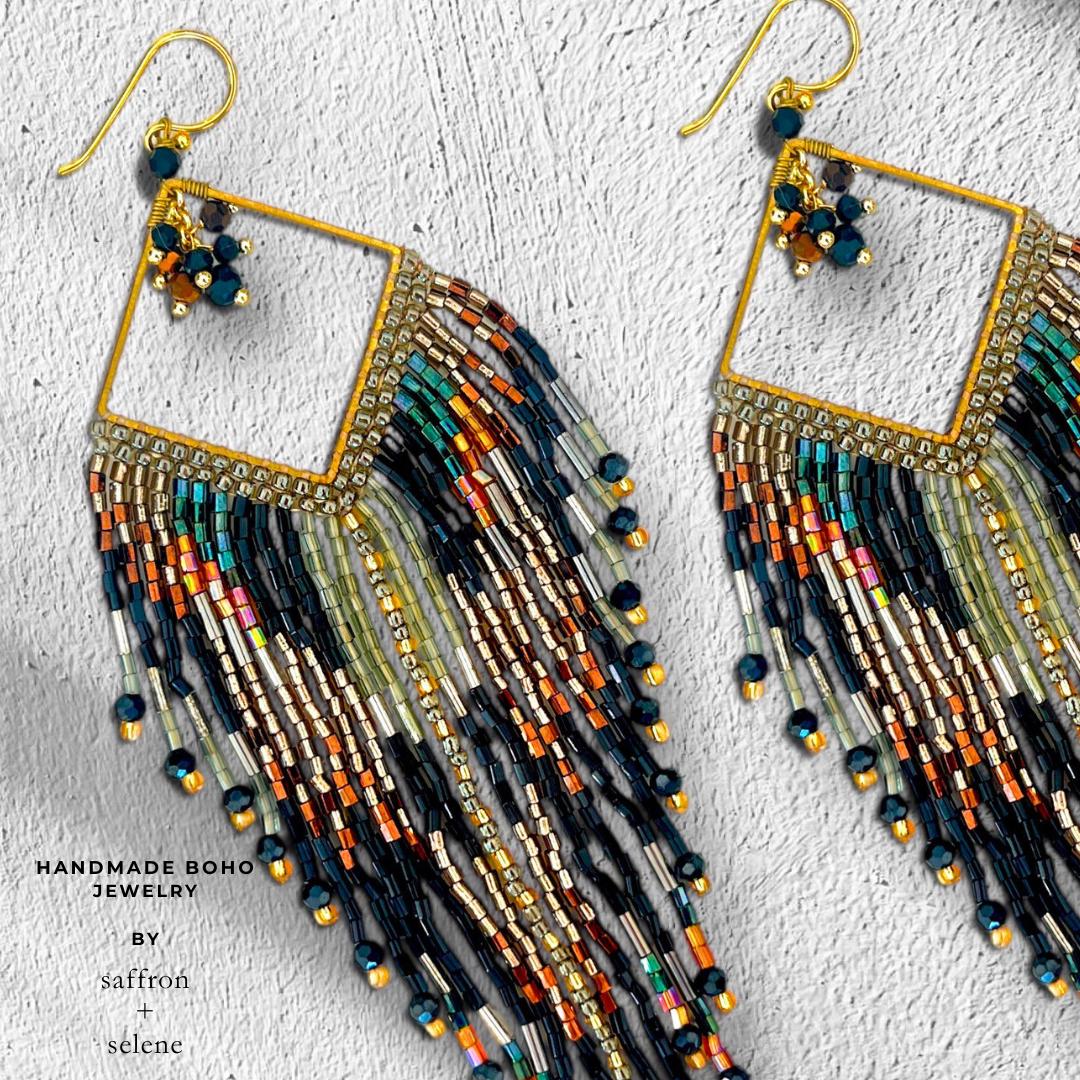 Statement jewelry inspired by feather-like movement